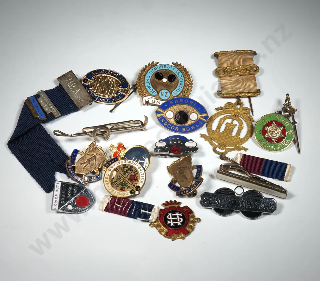 Mixed lot of New Zealand Related Badges  Image 1++