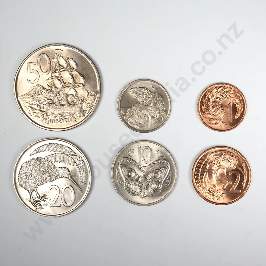 6 X NZ 1971 UNC CIRCULATION COINS 1 – 50 CENTS For sale are six 1971 uncirculated coins from one to fifty cents, each being the circulation type ( 7 in the date having a serif or downward stroke ). The coins found in uncirculated and proof sets have a normal 7. C.C.V. $320. Image 1++