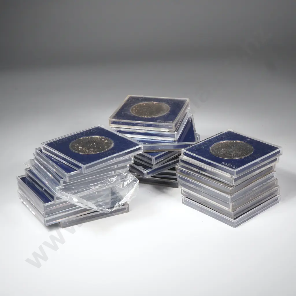 25 X 1979 CASED $1 COINS – CASES MOSTLY SCRATCHED Image 1++