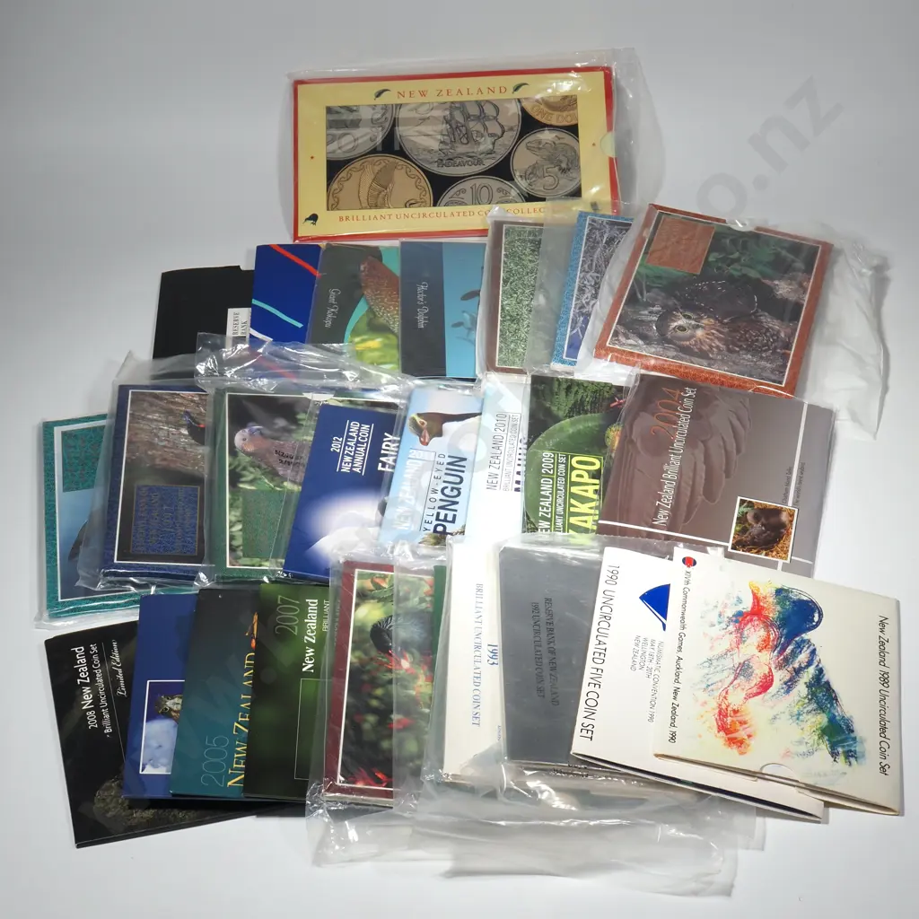 26 X UNC COIN SETS COMPLETE FROM 1989 TO 2012 INCLUDING 1990 BLUE, 1990 BLUE WITH CONVENTION COVER & 1990 YELLOW Image 1++