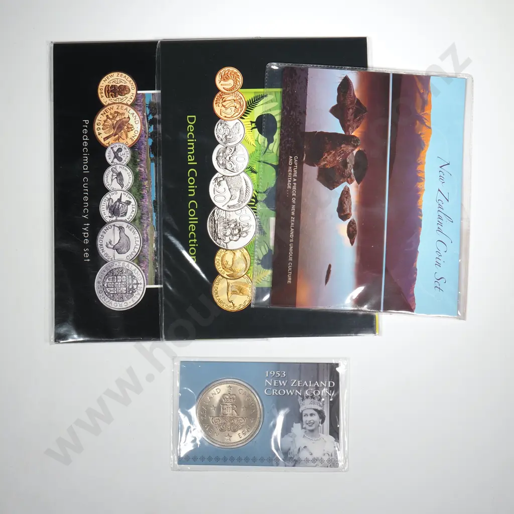NZ POST ISSUES – 2004 TOURIST SET WITH 2003 5 CENTS, 2008 NZ PRE-DECIMAL CURRENCY SET, 2009 DECIMAL COIN COLLECTION, 2013 ISSUE OF A 1953 CROWN IN RBNZ PACKAGING ISSUED FOR QEII JUBILEE – C.C.V. $225 Image 1++