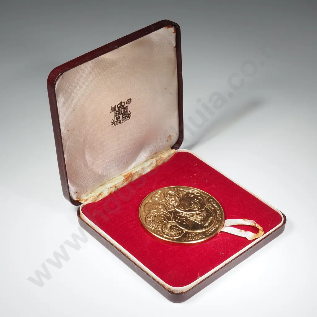 CASED ROYAL NUMISMATIC SOCIETY OF NEW ZEALAND LARGE GILT DECIMAL CURRENCY MEDAL 1967 Image 1++