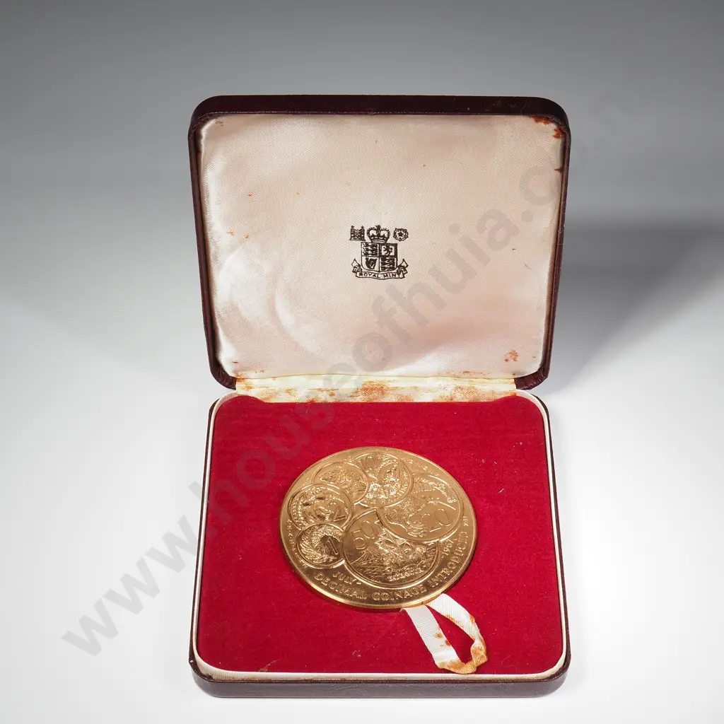CASED ROYAL NUMISMATIC SOCIETY OF NEW ZEALAND LARGE GILT DECIMAL CURRENCY MEDAL 1967 Image 1++