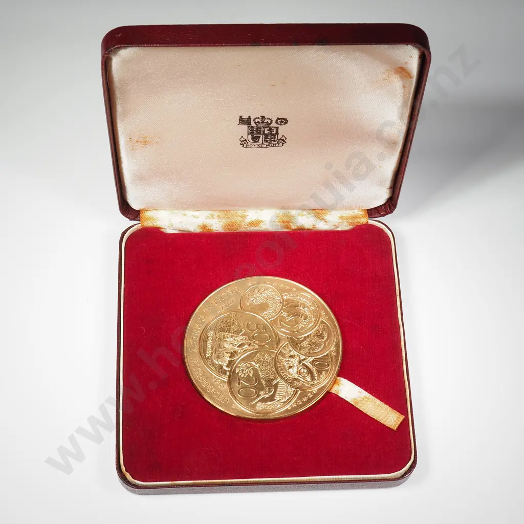 CASED ROYAL NUMISMATIC SOCIETY OF NEW ZEALAND LARGE GILT DECIMAL CURRENCY MEDAL 1967 Image 1++