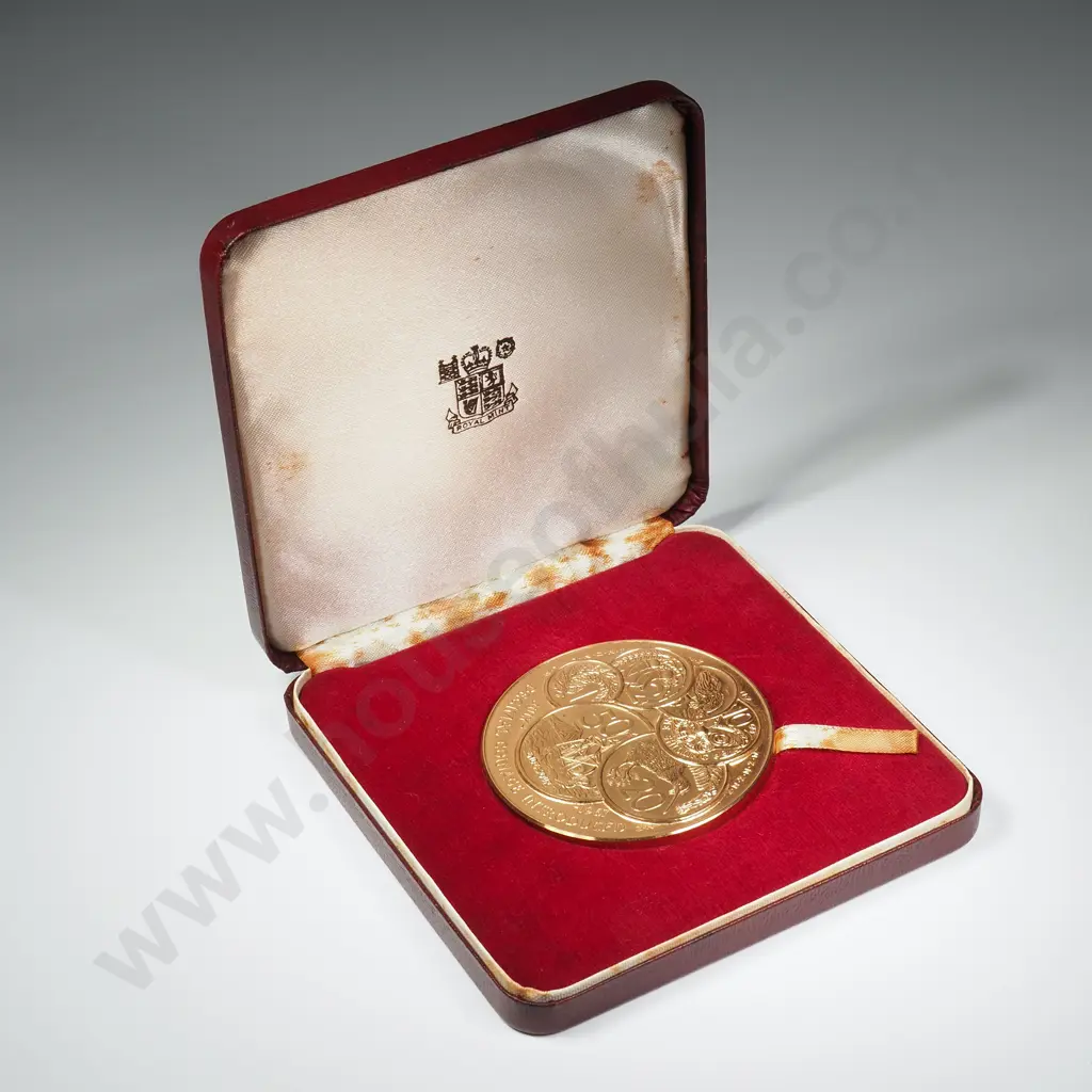 CASED ROYAL NUMISMATIC SOCIETY OF NEW ZEALAND LARGE GILT DECIMAL CURRENCY MEDAL 1967 Image 1++
