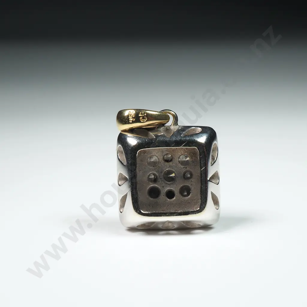 18ct Gold Diamond Cluster Pendant Image 1++