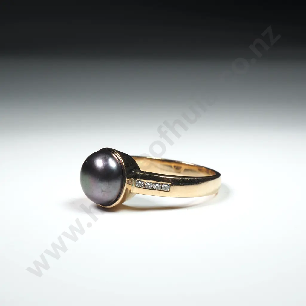 Impressive 9ct Gold, Pearl & Diamond Ring Image 1++