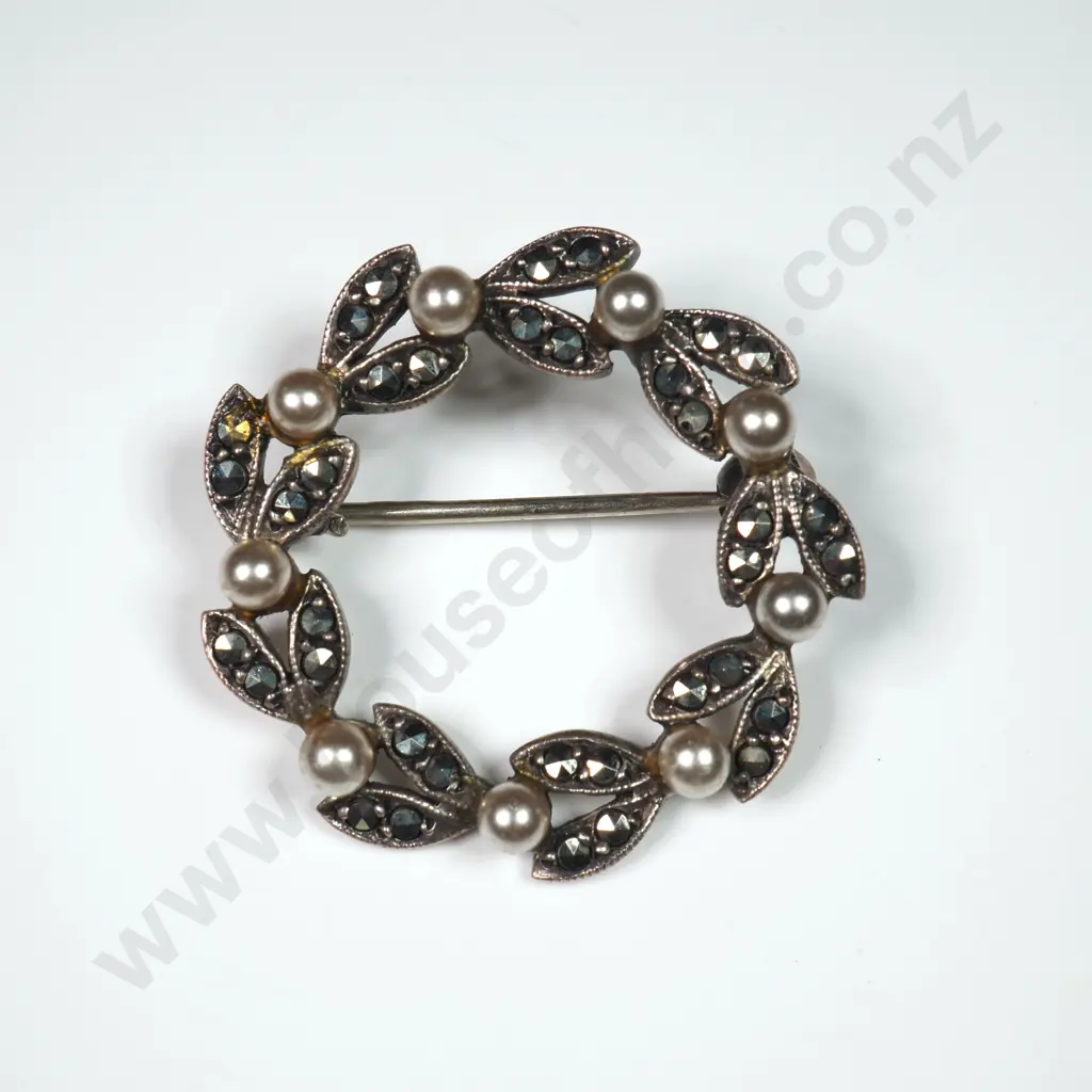 .800 Silver Marcasite & Pearl Wreath Brooch Image 1++