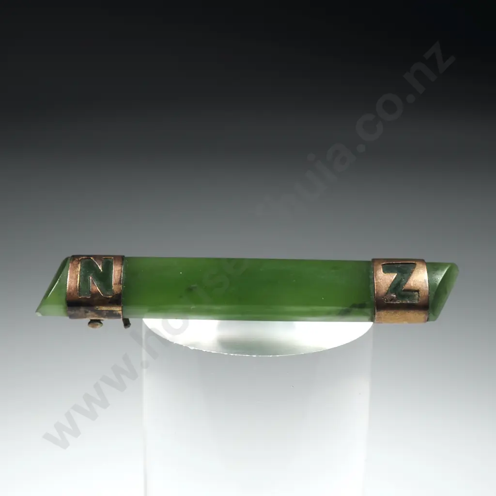 Colonial New Zealand Greenstone 9ct Gold Brooch Image 1++