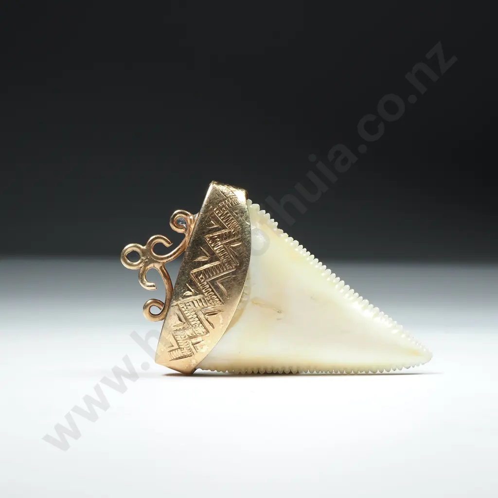 Colonial New Zealand 9ct Gold & Shark Tooth Pendant Image 1++