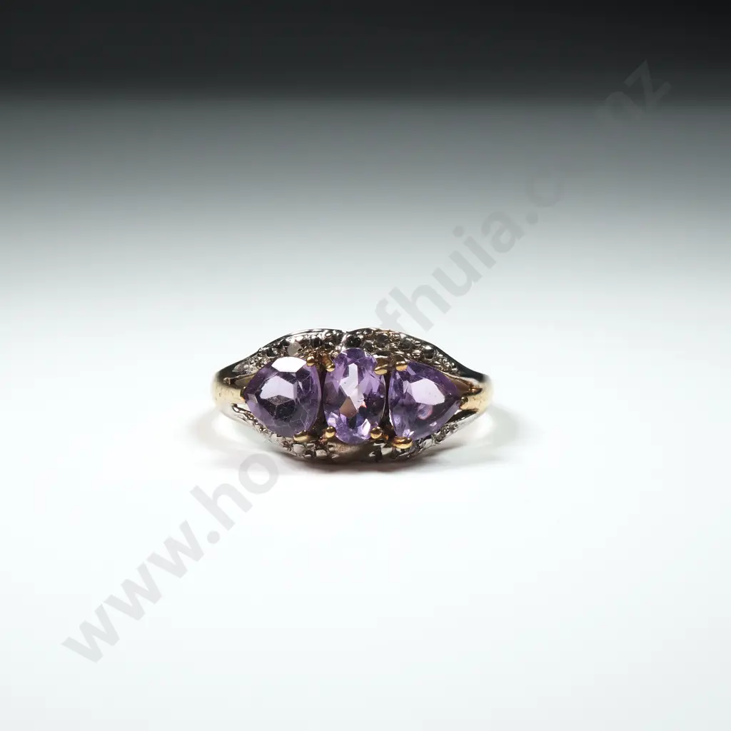 9ct Gold Three Purple Stone Ring Image 1++