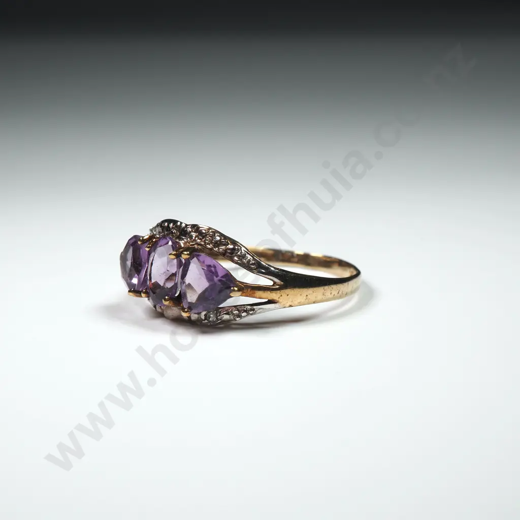 9ct Gold Three Purple Stone Ring Image 1++