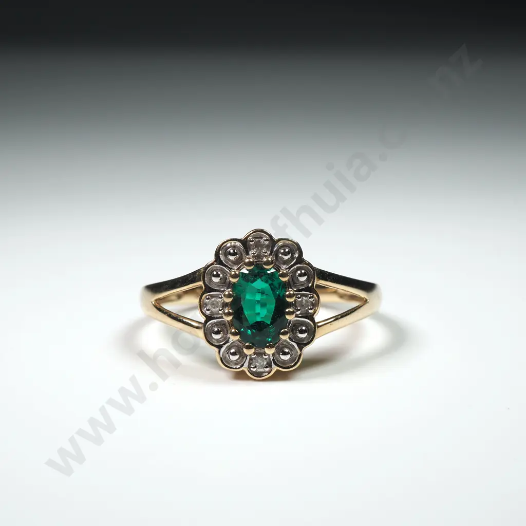 9ct Gold White & Green Stone Ring Image 1++