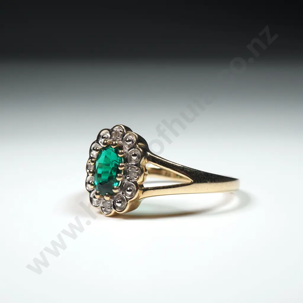9ct Gold White & Green Stone Ring Image 1++