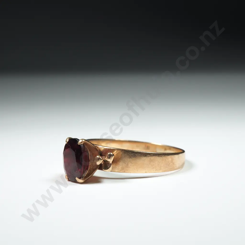 9ct Gold Garnet Ring Image 1++