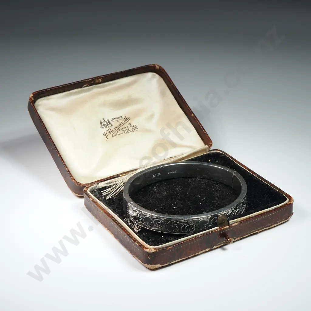 Vintage Sterling Silver Snap Bangle w Engraved Front Section Image 1++