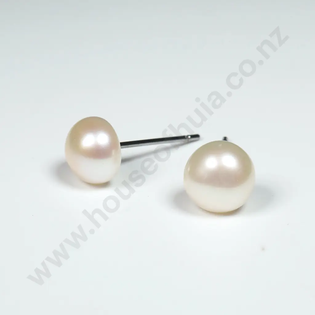 Pair of Pearl Earrings Image 1++