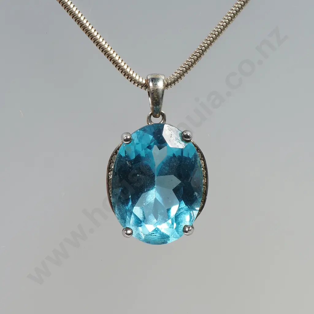 Cased Sterling Silver & Blue Gem Necklace / Pendant Image 1++