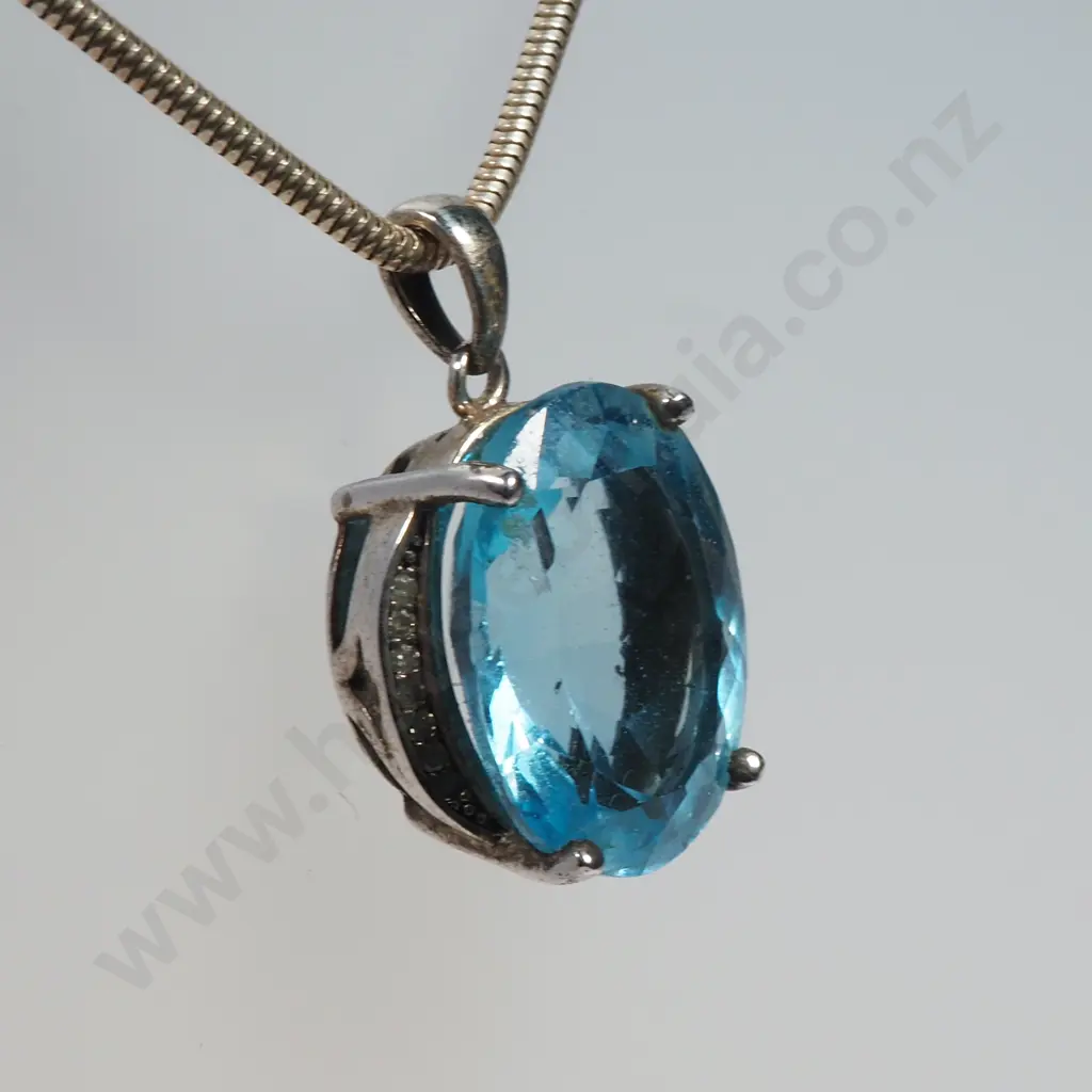 Cased Sterling Silver & Blue Gem Necklace / Pendant Image 1++