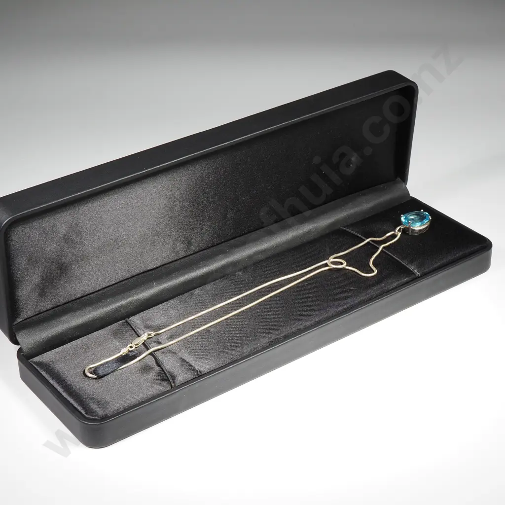 Cased Sterling Silver & Blue Gem Necklace / Pendant Image 1++