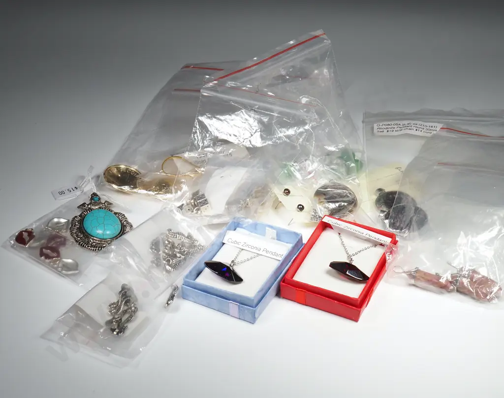 Mixed Bag of Bulk Jewellery Image 1++