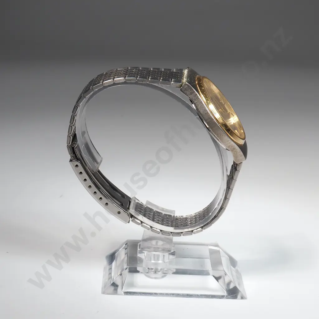 Cased Gruen Quartz Wristwatch Image 1++