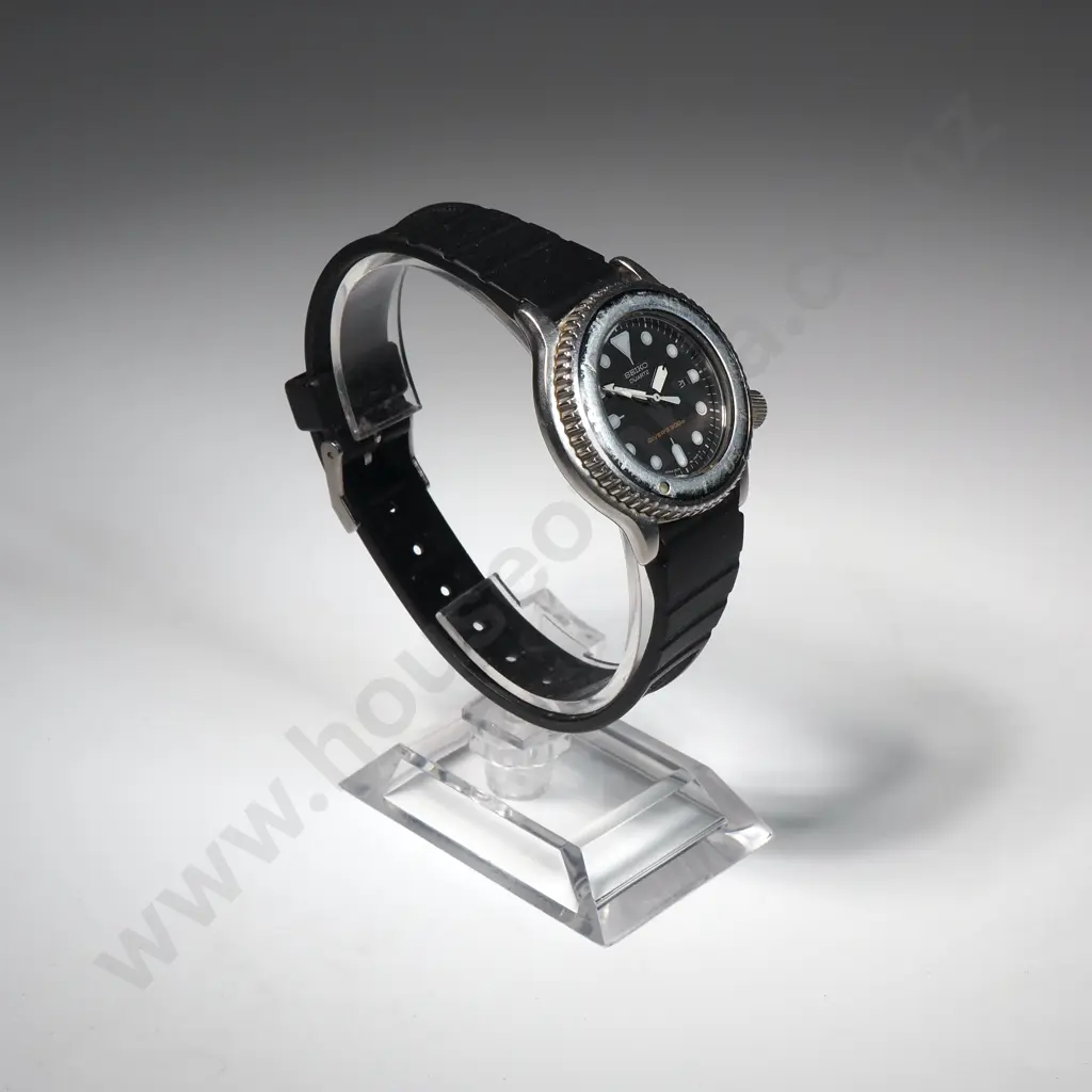 Vintage Seiko Quartz Divers Wristwatch - Small Size Image 1++