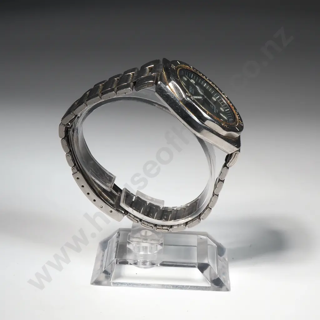 Seiko Quartz Wristwatch on Seiko Bracelet Image 1++