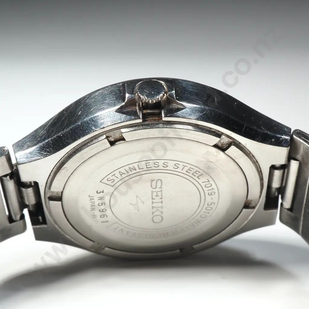 Vintage Seiko 5 Automatic Wristwatch Image 1++