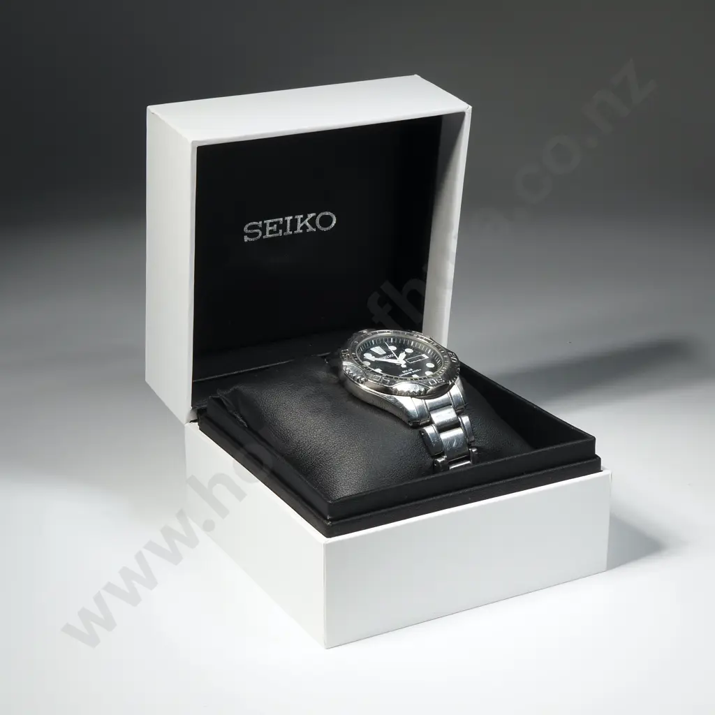 Seiko Quartz Solar Divers Wristwatch w Box & Papers Image 1++