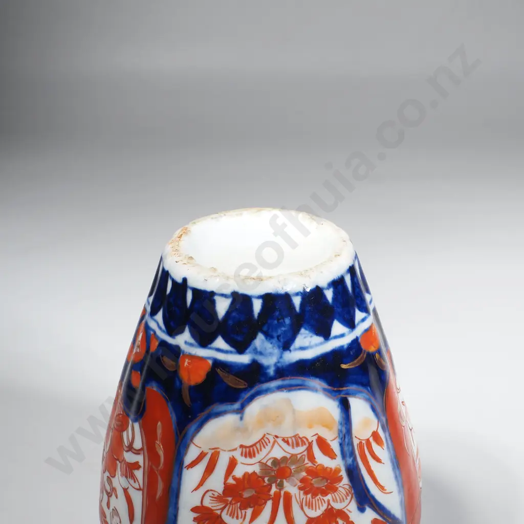 Small Imari Ribbed Vase Image 1++