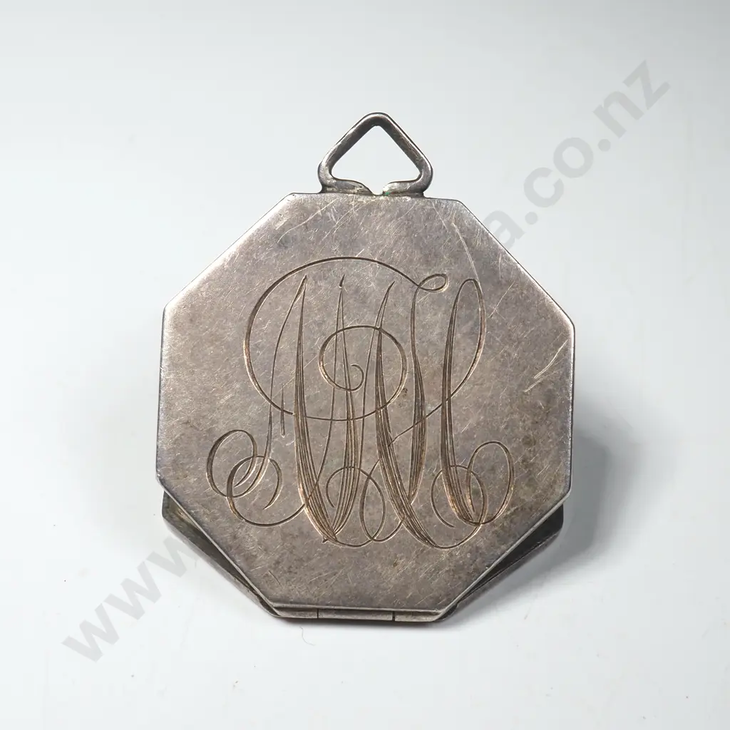 WW1 Sterling Silver Locket w Photo of a Soldier from the 11th Gloucestershire Regiment Image 1++