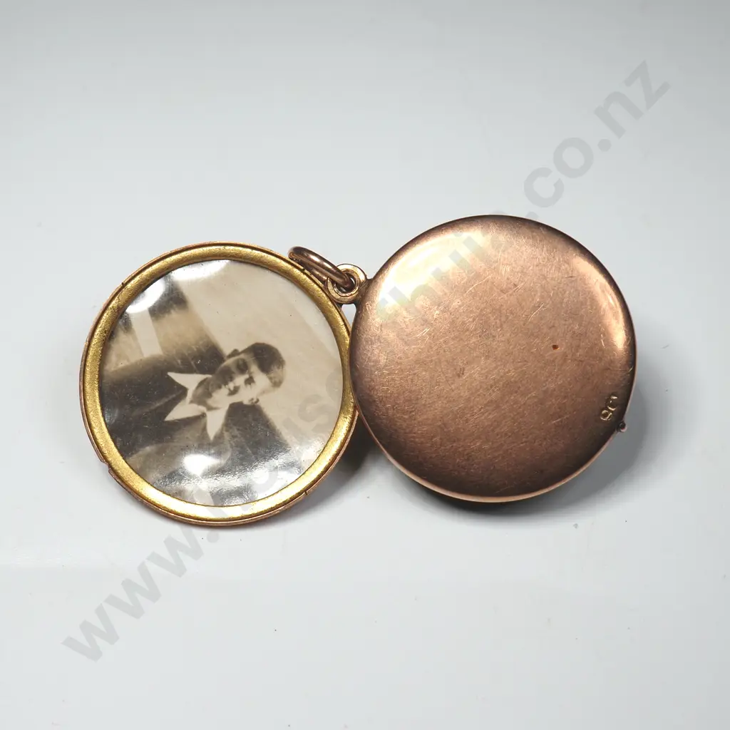 9ct Gold & Enamel NZMC Locket w Photos Inside. Image 1++