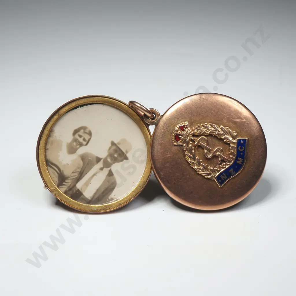 9ct Gold & Enamel NZMC Locket w Photos Inside. Image 1++
