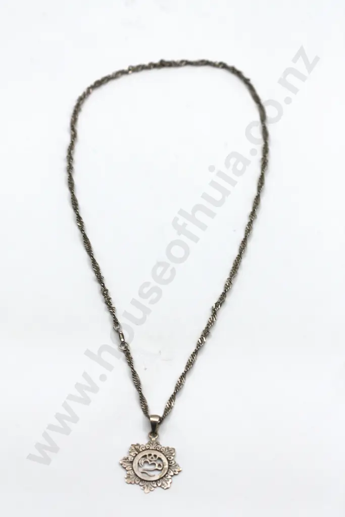 Decorative Sterling Silver Chain &Ornate Medallion Image 1++