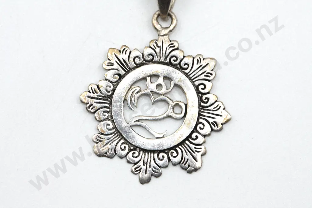 Decorative Sterling Silver Chain &Ornate Medallion Image 1++