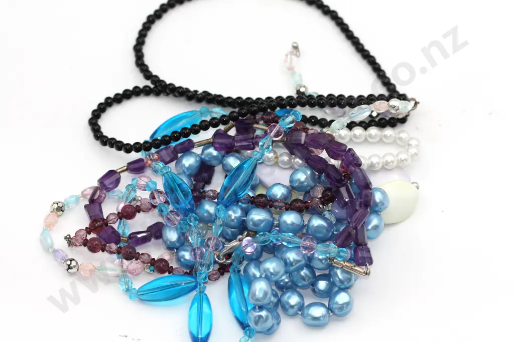 Bulk Lot of Bead Necklaces: 6 Necklaces & 2 Bracelets "Lucky Dip" Image 1++