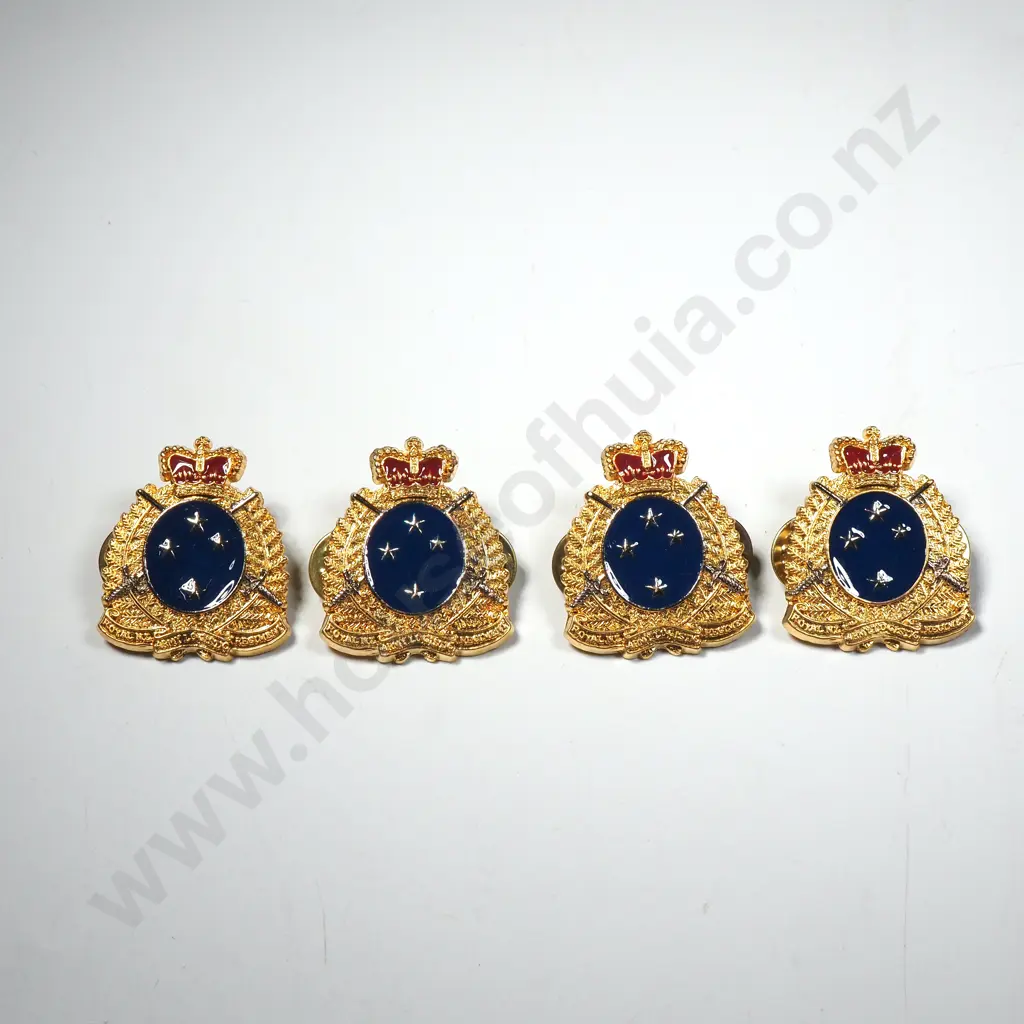 Assorted lot of New Zealand Military Badges Image 1++