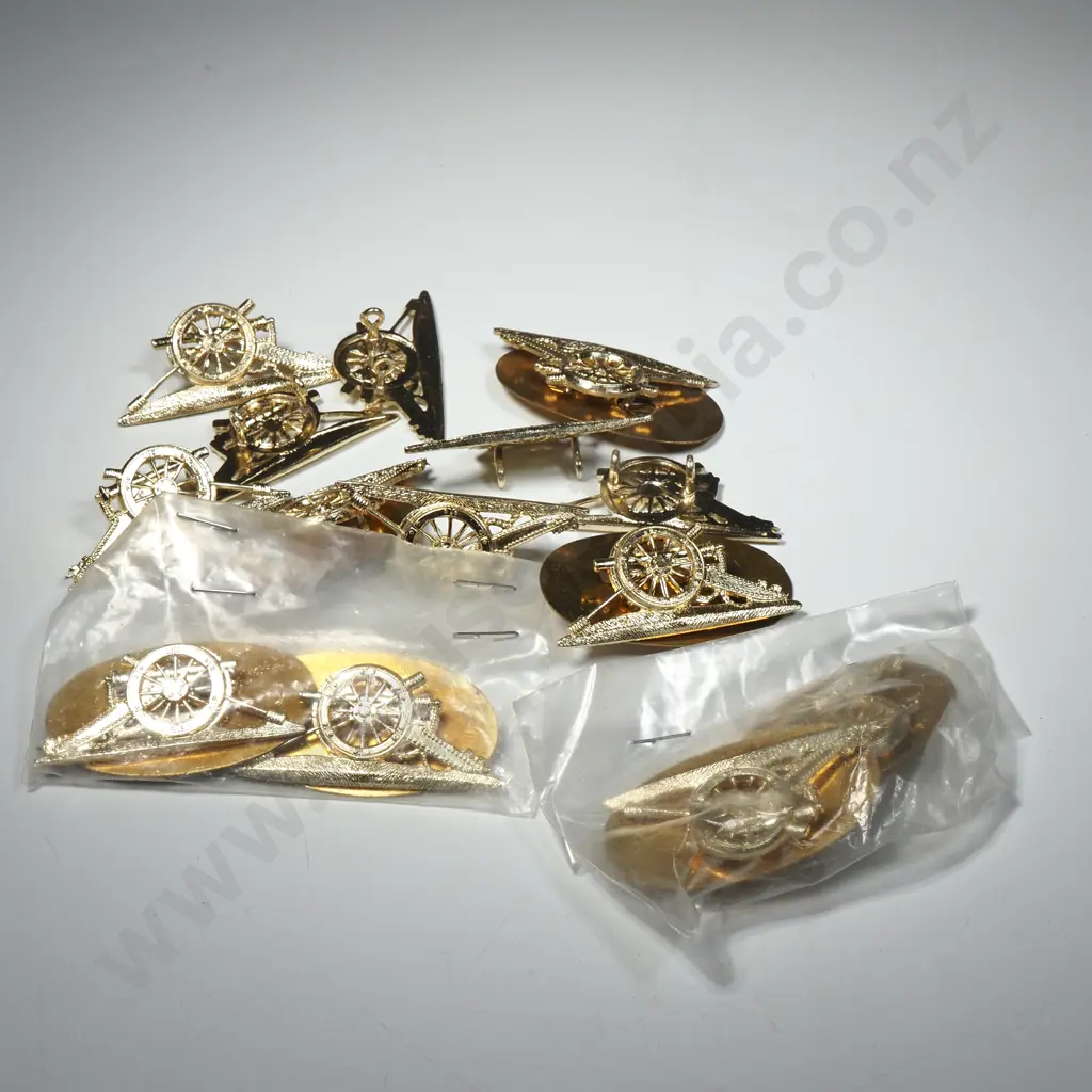 Assorted lot of New Zealand Military Badges Image 1++