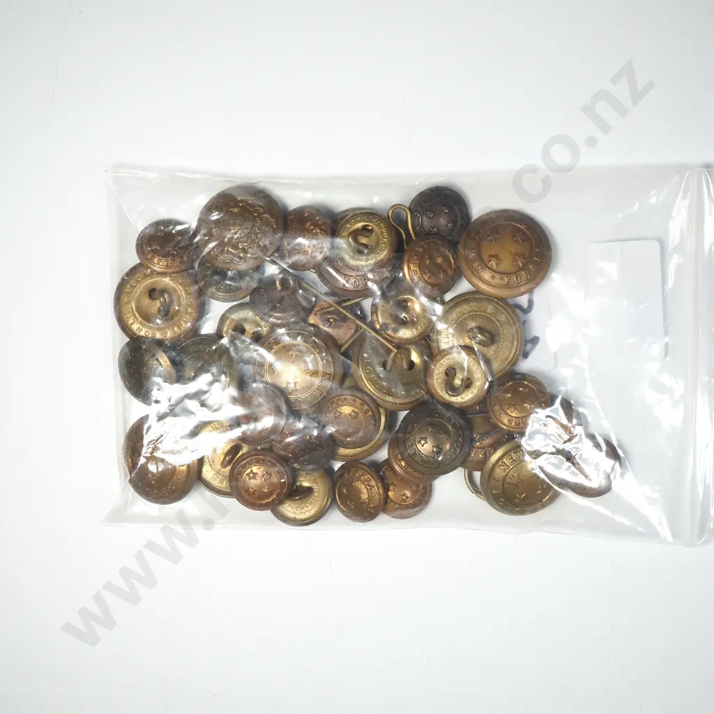 Assorted Lot of New Zealand Military Buttons Image 1++