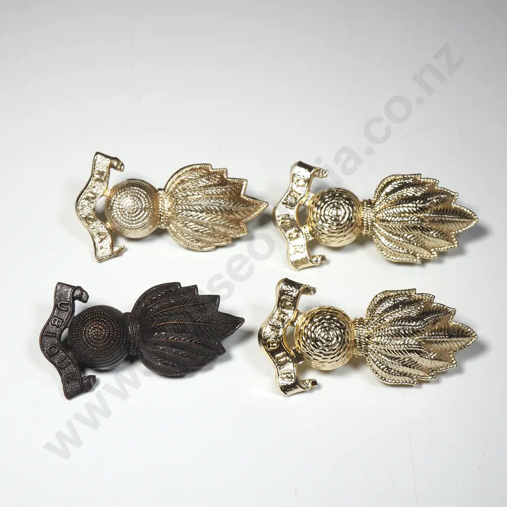 Assorted lot of New Zealand Military Badges Image 1++