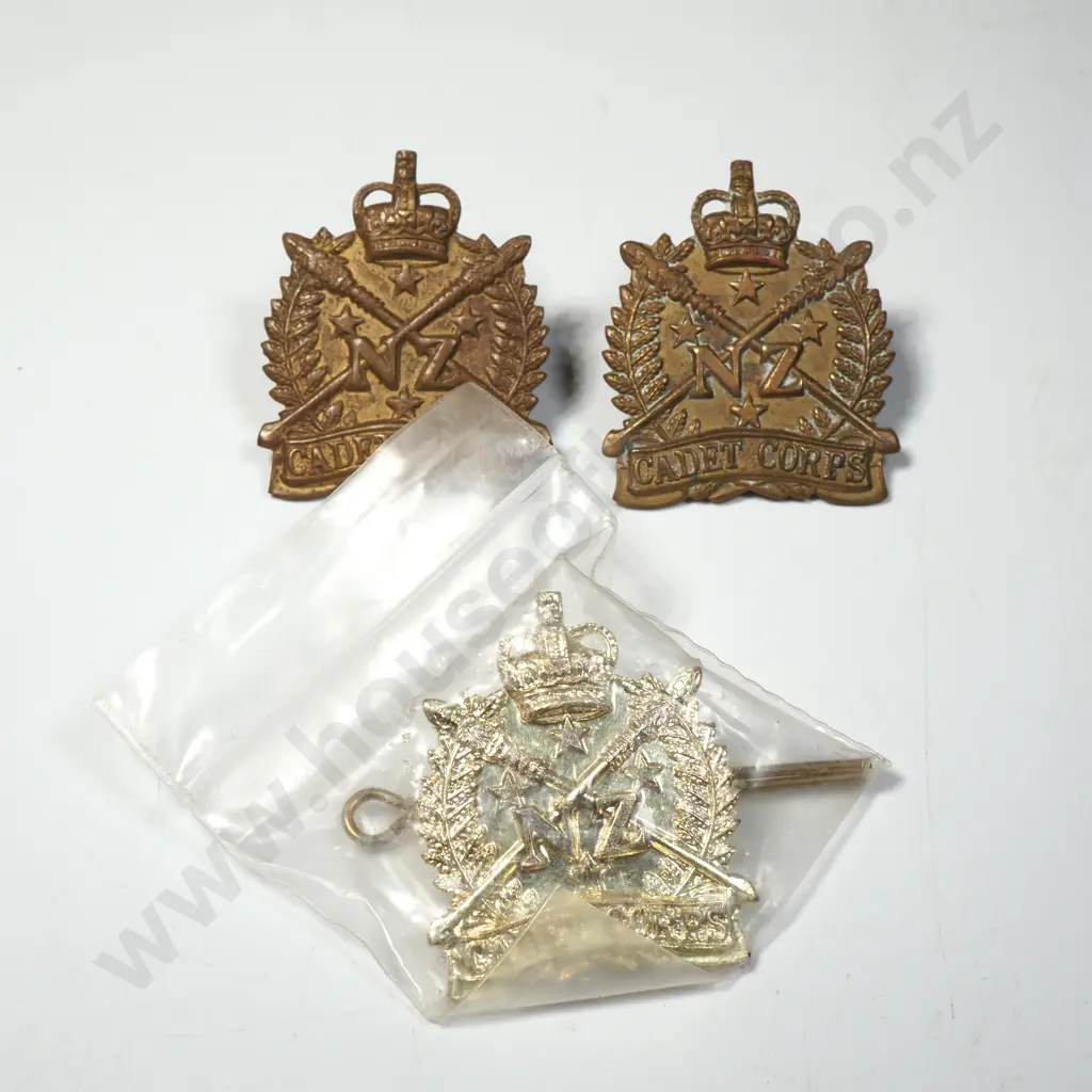 Assorted Lot of Military Badges Image 1++