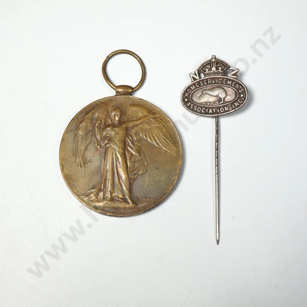 WWI Victory Medal Named “30071 PTE. R. MILLS. N.Z.E.F.” And A Silver NZ Home Servicemen’s Association Pin. 22528 Image 1++