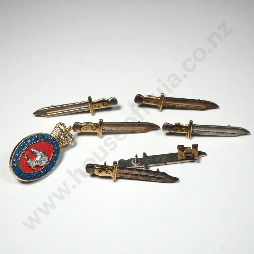 Assorted lot of New Zealand Military Badges Image 1++