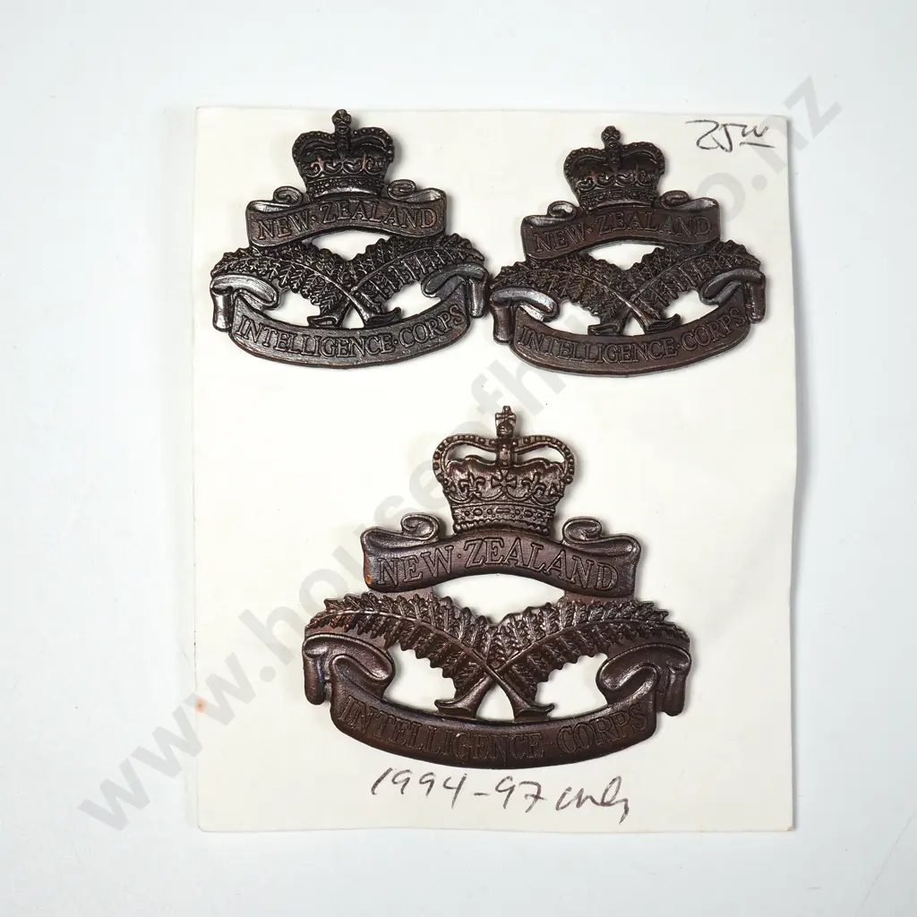 Assorted lot of New Zealand Military Badges Image 1++