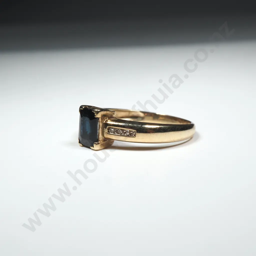 9ct Gold Green Stone & Diamond Ring Image 1++
