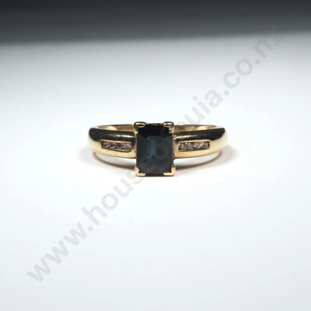 9ct Gold Green Stone & Diamond Ring Image 1++