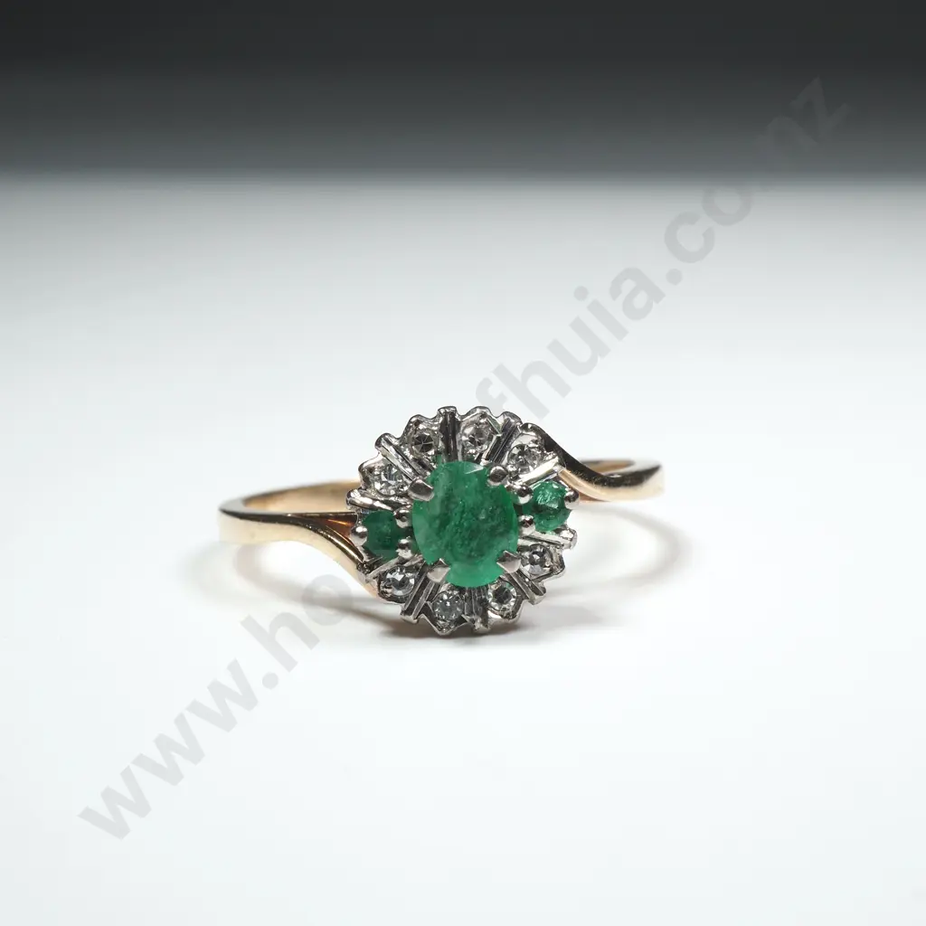 9ct Gold Emerald & Diamond Ring Image 1++