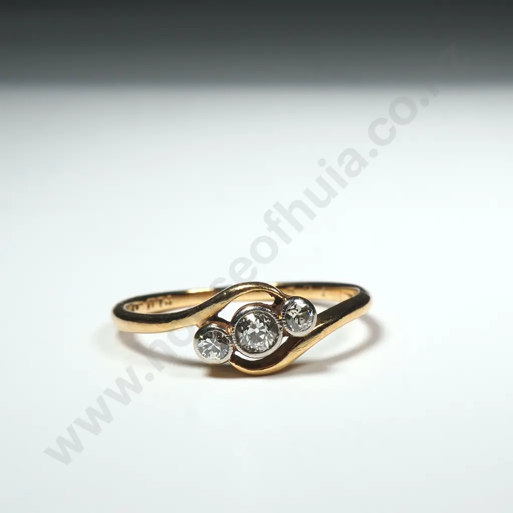 18ct Gold Three Diamond Ring Image 1++