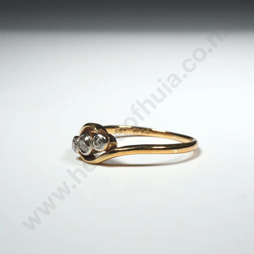 18ct Gold Three Diamond Ring Image 1++